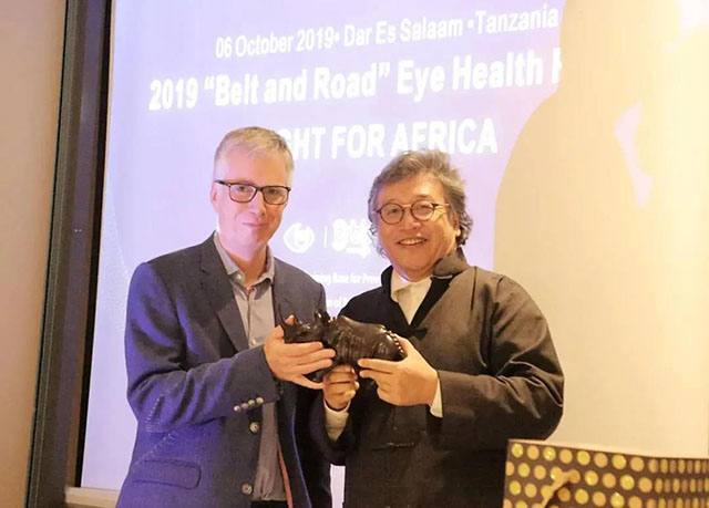 何伟教授荣膺全球防盲领域顶尖专家VISION EXCELLENCE AWARDS，中国3人获奖！